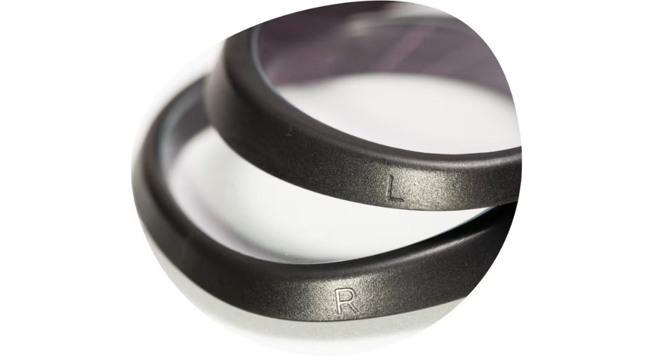 Black plastic rings with &quot;L&quot; on top ring and &quot;R&quot; on bottom ring.