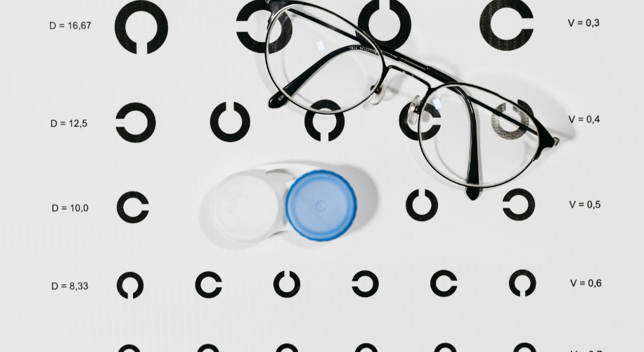 Clarity in Choices: Navigating the World of Contact Lenses and Glasses
