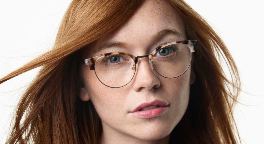 Woman wearing tortoiseshell round glasses.