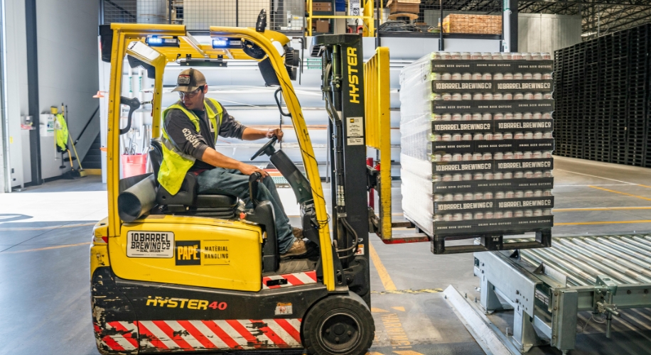 Hyster 40 forklift lifting a pallet of 10 Barrel Brewing Co. boxes.