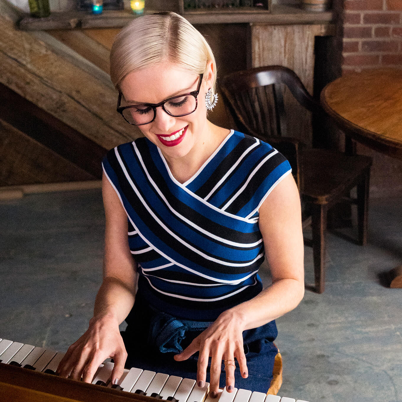 Brooklyn-based soul singer Grace Weber plays the piano wearing the Ain eyeglasses in purple tortoiseshell from the Zenni Metropolitan Collection.